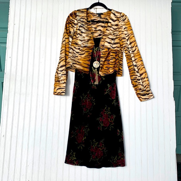 Tiger print blouse - Picture 2 of 10